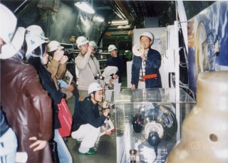 日本生活体験研修（高山・白川郷）（2003年10月） ノーベル賞受賞者小柴先生の研究施設を見学する奨学生達