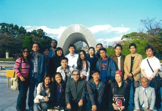 日本生活体験研修（広島・倉敷・姫路）（2004年11月） 原爆死没者慰霊碑訪問
