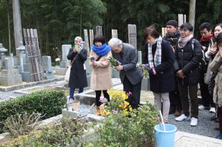 日本生活体験研修（京都）（2014年12月） 原爆で亡くなった南方特別留学生オマール氏墓地訪問