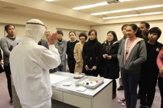 日本生活体験研修（京都）（2014年12月） 和菓子の作り方を製造部長さんに直接実演していただきました。@鶴屋吉信